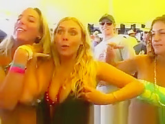 3 Girls Flashing