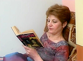 Сынок лижет, а мама читает книгу 55