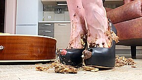AMATEUR CRUSHING FEET IN HIGH HEELS