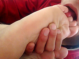 Amateur foot worship & Sucking