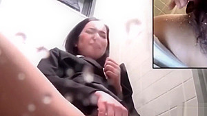 Asiatin mit behaarte Pussy beim Pinkeln