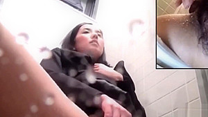 Asiatin mit behaarte Pussy beim Pinkeln