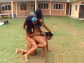 BRAZILIAN GIRLS LIFT CARRY