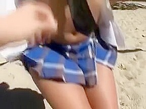 Babe suce deux mecs dehors et rentre se faire niquer en double