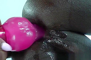 Black tranny tgirl dildofucking her asshole