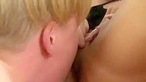 Blonde Schlampe vergeht sich an grossem Jungschwanz!