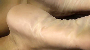 Blonde cougar soles and feet 