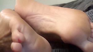 Blonde cougar soles and feet 