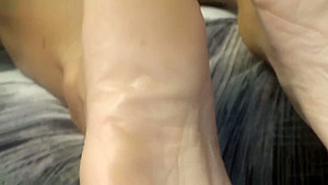 Blonde cougar soles and feet 