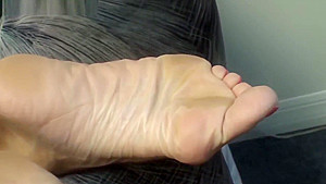 Blonde cougar soles and feet 