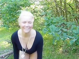 Blonde fotze gibt arsch neben der autobahn!