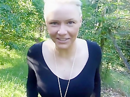Blonde fotze gibt arsch neben der autobahn!