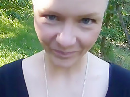 Blonde fotze gibt arsch neben der autobahn!
