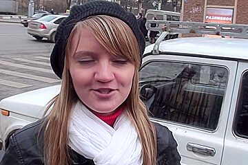 Blonde goes for risky outdoor blowjob