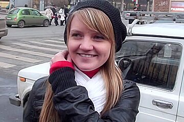 Blonde goes for risky outdoor blowjob