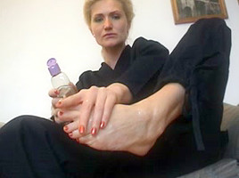 Blondie barefoot footjob