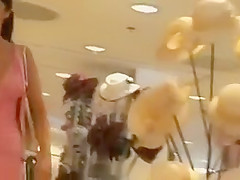 Braless shopper in amazing footage for