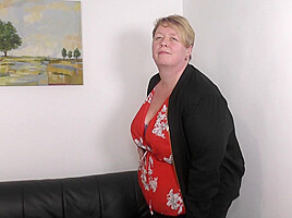 British Mature Bbw Playing With Herself - MatureNL