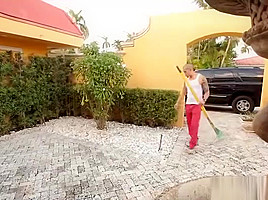 Busty BBW MILF Kimmie Bangs Guy at Car Wash