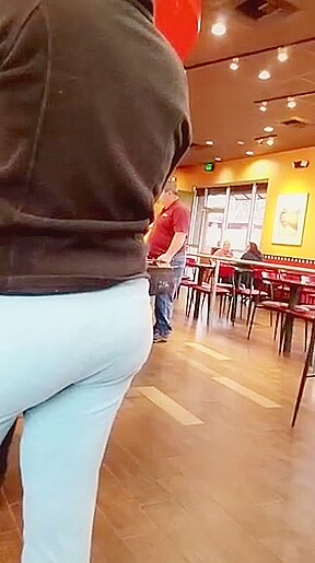 Candid round booty in sweatpants