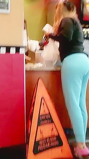 Candid round booty in sweatpants