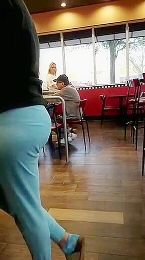 Candid round booty in sweatpants