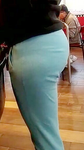 Candid round booty in sweatpants
