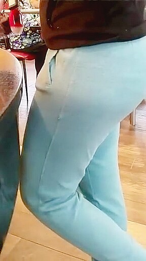 Candid round booty in sweatpants