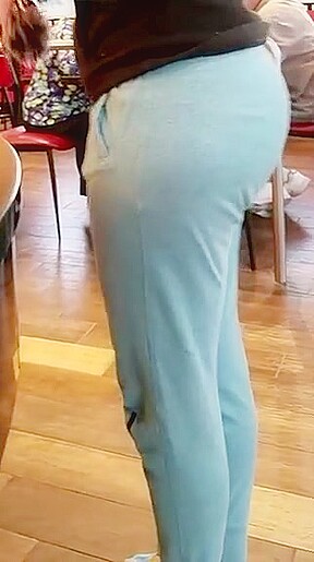 Candid round booty in sweatpants