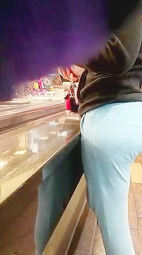Candid round booty in sweatpants