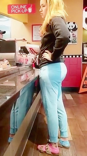 Candid round booty in sweatpants