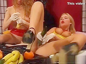 Danske lesbiske har det sjovt med Frugt - Dina og Jessica