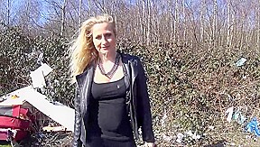 Debile schwanzlutscherin muss draussen ran!