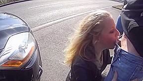 Debile schwanzlutscherin muss draussen ran!