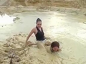 Deutsche Domina zwingt die dicktittige Sklavin in Schlamm!