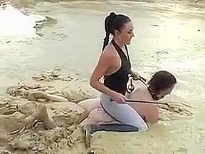 Deutsche Domina zwingt die dicktittige Sklavin in Schlamm!