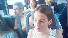 Duas delicinhas manjando minha rola no onibus