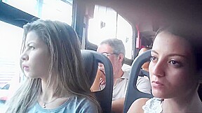 Duas delicinhas manjando minha rola no onibus