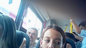 Duas delicinhas manjando minha rola no onibus