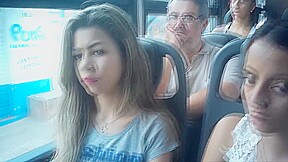 Duas delicinhas manjando minha rola no onibus
