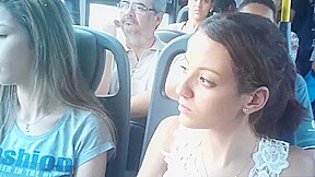 Duas delicinhas manjando minha rola no onibus