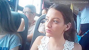 Duas delicinhas manjando minha rola no onibus
