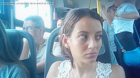 Duas delicinhas manjando minha rola no onibus