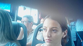 Duas delicinhas manjando minha rola no onibus