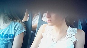 Duas delicinhas manjando minha rola no onibus