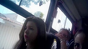Duas delicinhas manjando minha rola no onibus