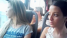 Duas delicinhas manjando minha rola no onibus