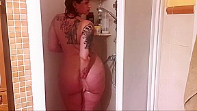 ESPOSA CACHONDA EN LA DUCHA MASTURB&Aacute_NDOSE PARA TI