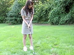 Eager brunette loves sucking hard cock on the golf course