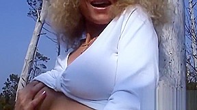 Entre teens 18+ et milf aux yeux de tous - exhib en public